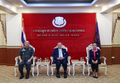 พล.อ.จรัล กุลละวณิชย์ (ประธานมูลนิธิฯ) พล.อ.ต.หญิง ผศ.ดร. พัชรี พิพิธสุขสันต์ (รองผู้อำนวยการหลักสูตรฯ) และนักศึกษา มส.รุ่นที่ 17 ได้สนับสนุนงบประมาณ 109,000 บาท ผ้าห่มพร้อมผ้าปูที่นอน 1000 ชุด คอมพิวเตอร์ 12 เครื่อง หนังสือ เสื้อและอุปกรณ์กีฬา ณ กองบัญชาการตำรวจตระเวนชายแดนพญาไท