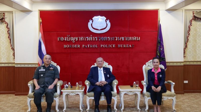 พล.อ.จรัล กุลละวณิชย์ (ประธานมูลนิธิฯ) พล.อ.ต.หญิง ผศ.ดร. พัชรี พิพิธสุขสันต์ (รองผู้อำนวยการหลักสูตรฯ) และนักศึกษา มส.รุ่นที่ 17 ได้สนับสนุนงบประมาณ 109,000 บาท ผ้าห่มพร้อมผ้าปูที่นอน 1000 ชุด คอมพิวเตอร์ 12 เครื่อง หนังสือ เสื้อและอุปกรณ์กีฬา ณ กองบัญชาการตำรวจตระเวนชายแดนพญาไท