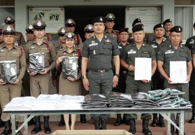 คณะหลักสูตร ผู้บริหารระดับสูงด้านการค้าและพาณิชย์ รุ่นที่ 15 มอบเสื้อยืด ขาว – ดำ และถุงเท้า ให้กับ กองบังคับการตำรวจตระเวนชายแดนภาค 2 เพื่อสนับสนุนและช่วยเหลือผู้ปฏิบัติหน้าที่ในพื้นที่ชายแดน ไทย – กัมพูชา