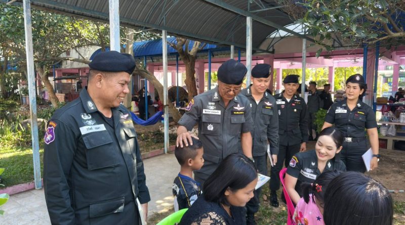 รอง ผบก.ตชด.ภาค 2 ตรวจเยี่ยมนักเรียน รร.ตชด. และติดตามการจัดการเรียนการสอน ของคณะครู รร.ตชด. ประจำศูนย์พักพิงผู้อพยพภัยสงคราม ในห้วงการสู้รบ ระหว่างไทย – กัมพูชา