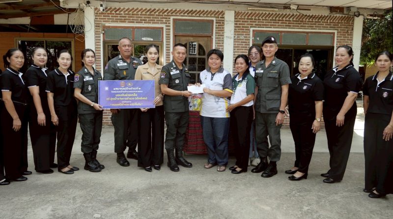 ผบก.ตชด.ภาค 2 พร้อมด้วย คุณเกศรินทร์ เย็นจิตต์ ประธานชมรมแม่บ้านตำรวจ บก.ตชด.ภาค2 และคณะชมรมแม่บ้านตำรวจในสังกัด เดินทางตรวจเยี่ยมและให้กำลังใจ บุตร – ธิดา ข้าราชการตำรวจ (เด็กพิเศษ) เพื่อสร้างขวัญกำลังใจให้กับครอบครัวตำรวจ ตามโครงการ ” ครอบครัวตำรวจ เราไม่ทิ้งกัน” ของสำนักงานตำรวจแห่งชาติ