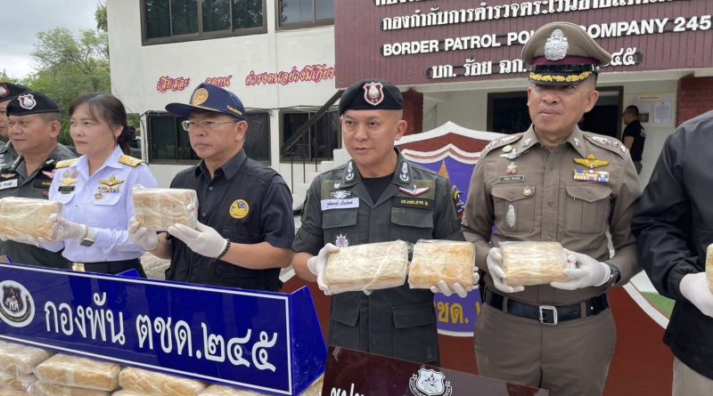 พล.ต.ต.วุฒิพงษ์ เย็นจิตต์ ผบก.ตชด.ภาค 2 แถลงข่าว จับกุมยาเสพติดล็อตใหญ่ ของกลาง ยาบ้ากว่า 398,000 เม็ด